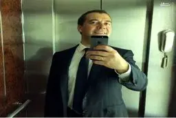 عکس/ سلفی مدودف با گوشی آمریکایی