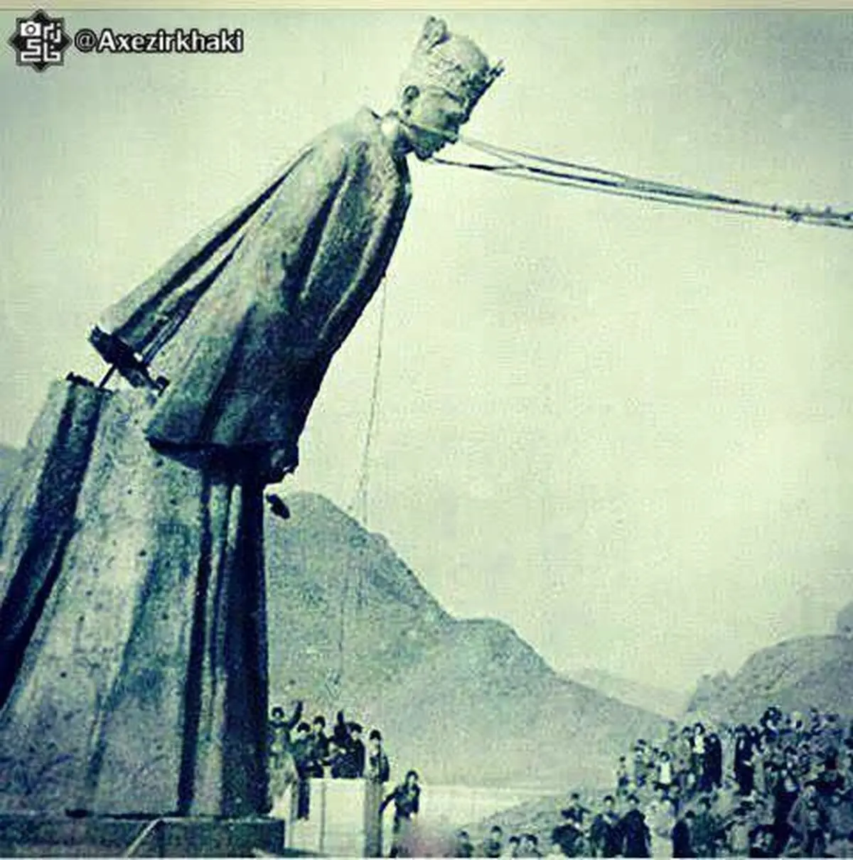 عکس قدیمی از پایین کشیده شدن مجسمه فرح در شمال