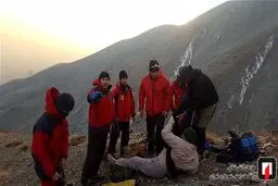تصاویری از نجات یک مرد سالخورده در ارتفاعات شمال تهران