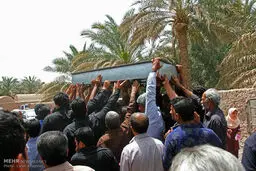 رعنا با چشم گریان در سوگ مادر/تصاویر