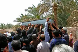 رعنا با چشم گریان در سوگ مادر/تصاویر