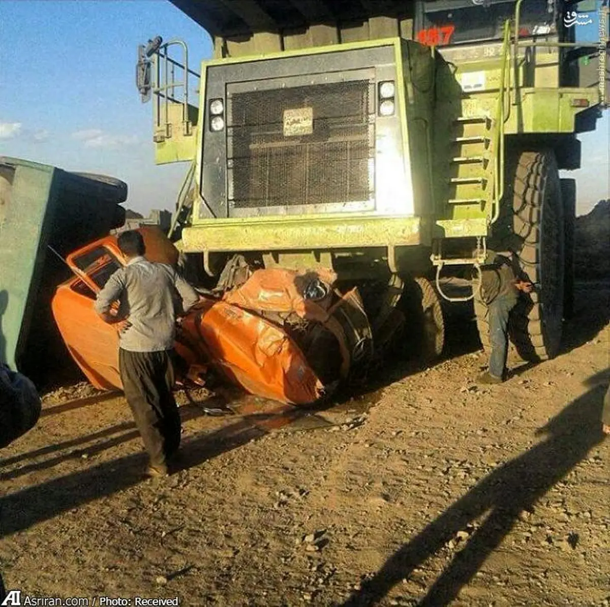 له شدن کامیون در تصادفی نادر در کرمان/عکس