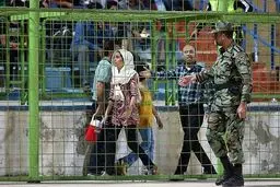 دختری جنجالی در دیدار صنعت نفت و تراکتورسازی/ عکس