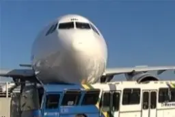 برخورد هواپیمای ماهان با دیواره تاکسی‌وی فرودگاه استانبول + عکس