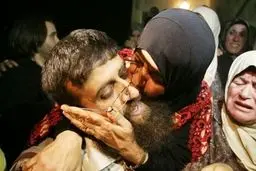 دیدار با فرزندی که 56 روز اعتصاب غذا کرد/تصاویر