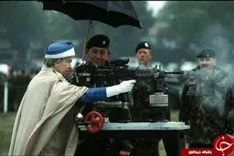 ملکه انگلستان در حال تیراندازی