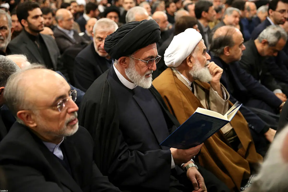 حواشی مراسم ترحیم آیت الله در حسینیه امام خمینی/ احمدی نژاد هم آمده بود