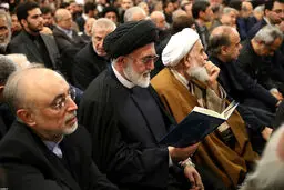 حواشی مراسم ترحیم آیت الله در حسینیه امام خمینی/ احمدی نژاد هم آمده بود