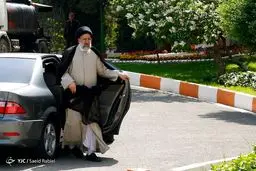 خودروی رئیسی هنگام ورود به صدا و سیما/عکس