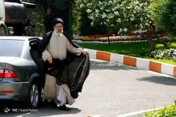 خودروی رئیسی هنگام ورود به صدا و سیما/عکس