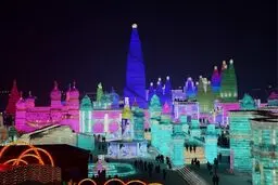 ساخت هنرمندانه مجسمه‌‌ با برف و یخ در جشنواره «هاربین»/تصاویر