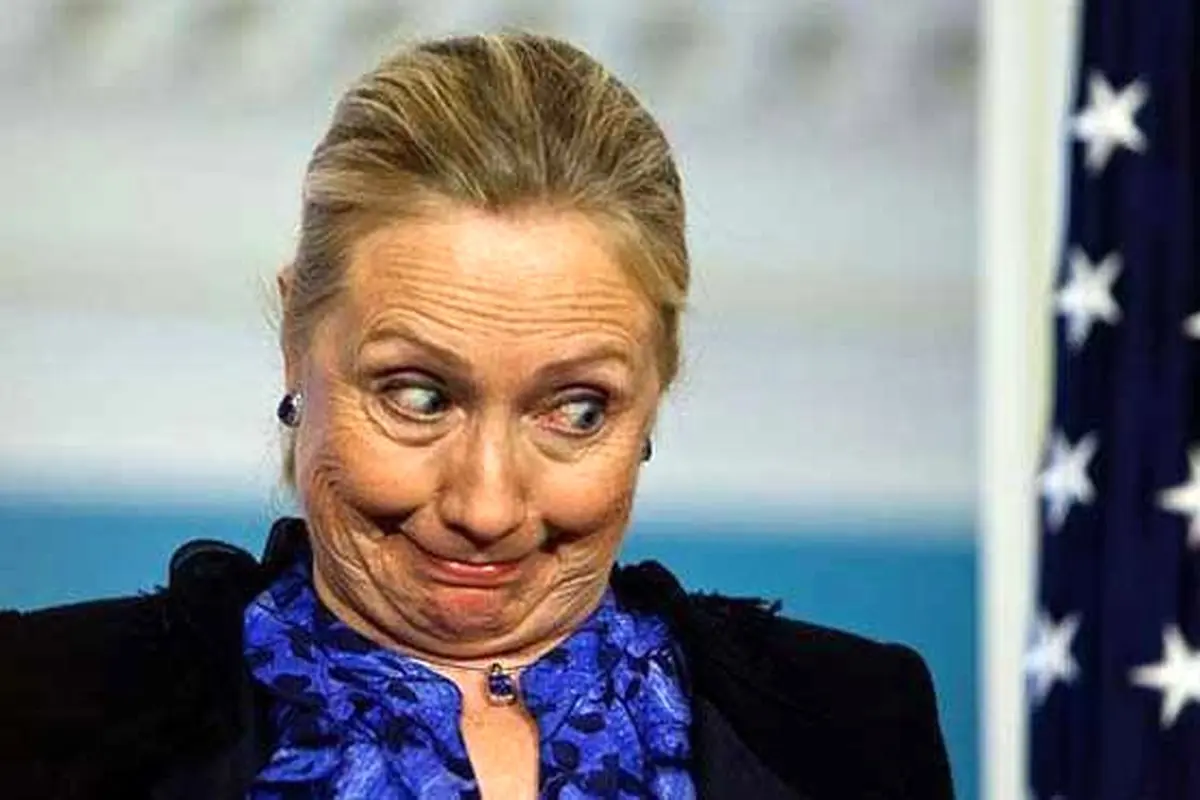 ژست عجیب و غریب هیلاری کلینتون/عکس