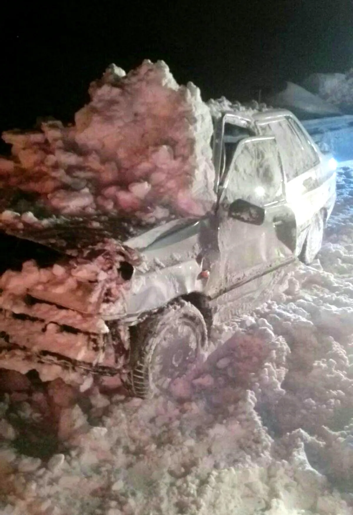 سقوط بهمن روی پراید در جاده چالوس/عکس