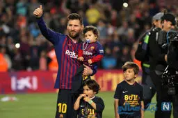 عکس: مسی و پسرانش در جشن قهرمانی بارسلونا