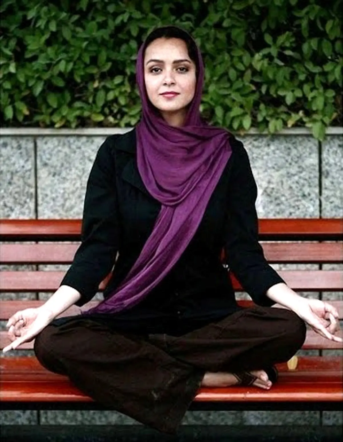 ترانه علیدوستی وسط خیابان یوگا اجرا کرد + عکس