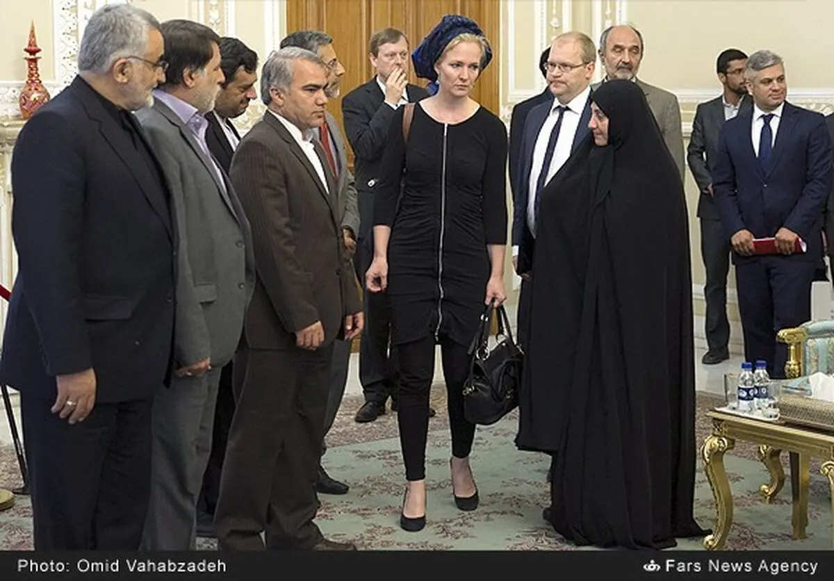 کوچک زاده مطهری را به چالش اینستاگرامی دعوت کرد /پوشش نماینده پارلمان اروپا کوچک زاده را عصبانی کرد