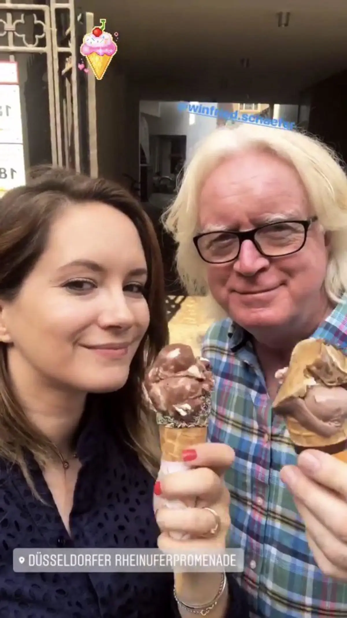 بستنى خورى شفر به همراه دخترش در ايام مرخصى اش/عکس