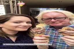 بستنى خورى شفر به همراه دخترش در ايام مرخصى اش/عکس