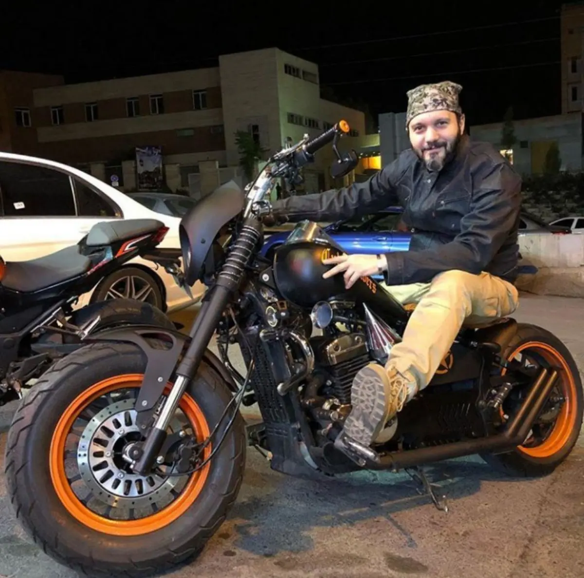 عکسی از شبگردی کامبیز دیرباز و یار بامعرفتش