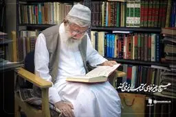 انتشار تصویر جدید از رهبر انقلاب در کتابخانه شخصی 