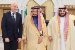 عکس یادگاری پادشاه عربستان با رئیس فیفا