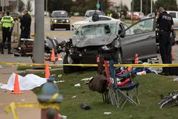 48 کشته و زخمی در پی برخورد خودرو با محل تجمع دانشجویان در آمریکا+ تصاویر