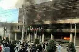 مهاباد: تجمع و آتش زدن هتل در اعتراض به مرگ مشکوک دختر جوان / 25 نفر زخمی شدند +عکس