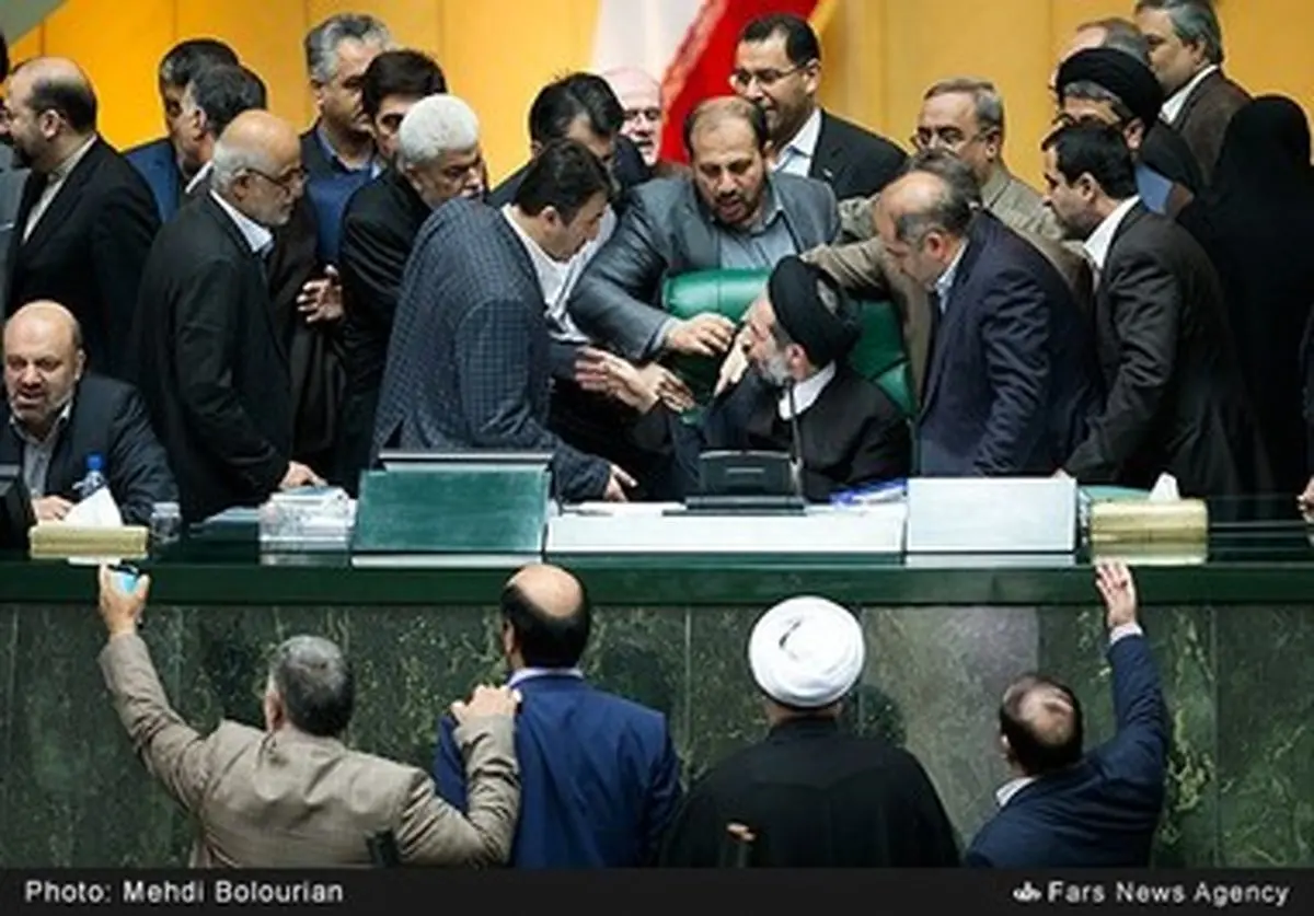 حاشیه‌های صحن علنی مجلس /تصاویر