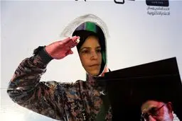 احترام نطامی یک زن به سبک مدافعین حرم/عکس