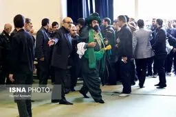 حضور فردی با شمایل عجیب در مراسم ختم پدر سردار سلیمانی/عکس