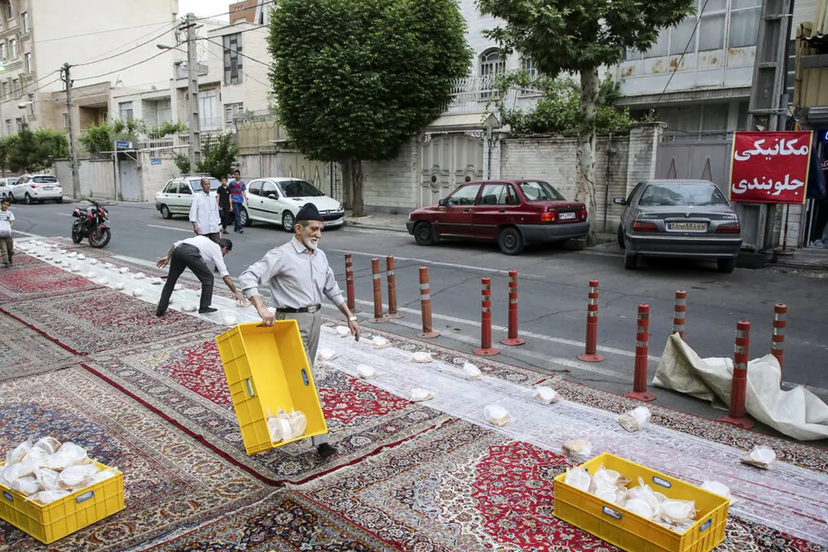 تصاویر/ افطار برای رهگذران
