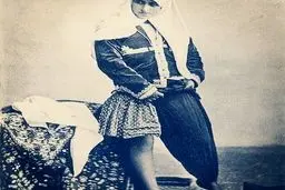 یکی از زنان صیغه ای ناصرالدین شاه در حال پوشیدن تنبان/عکس