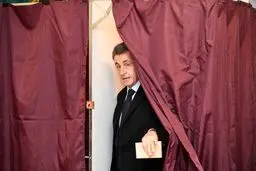 رای دادن سارکوزی در انتخابات مقدماتی/عکس