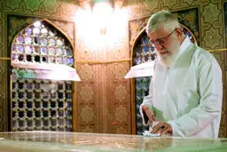 عکس / رهبر معظم انقلاب در حال شست و شوی حرم امام رضا (ع)