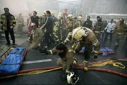 عکس / نگرانی آتش‌نشانان از سرنوشت همکاران گرفتار در زیر آوار ساختمان پلاسکو