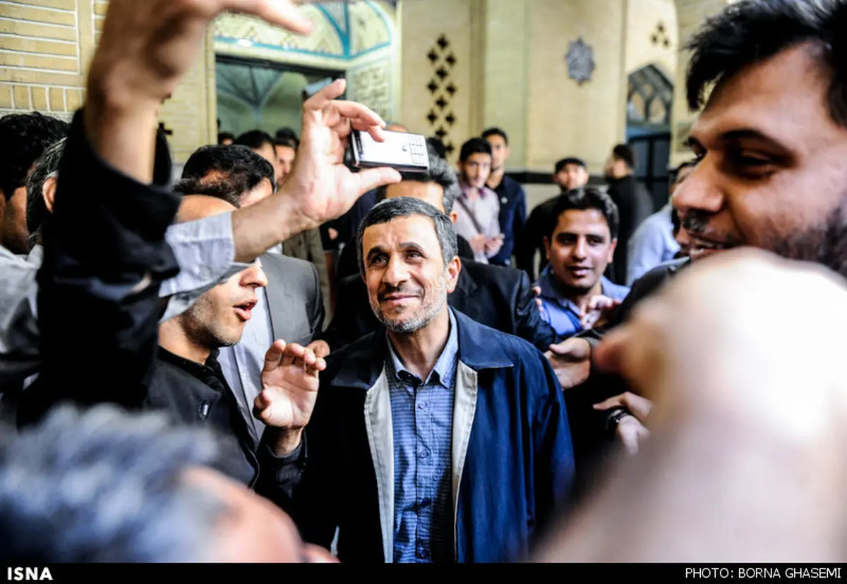 سلفی گرفتن احمدی‌نژاد در مراسم ختم هادی نوروزی/عکس