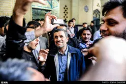 سلفی گرفتن احمدی‌نژاد در مراسم ختم هادی نوروزی/عکس