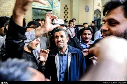 سلفی گرفتن احمدی‌نژاد در مراسم ختم هادی نوروزی/عکس