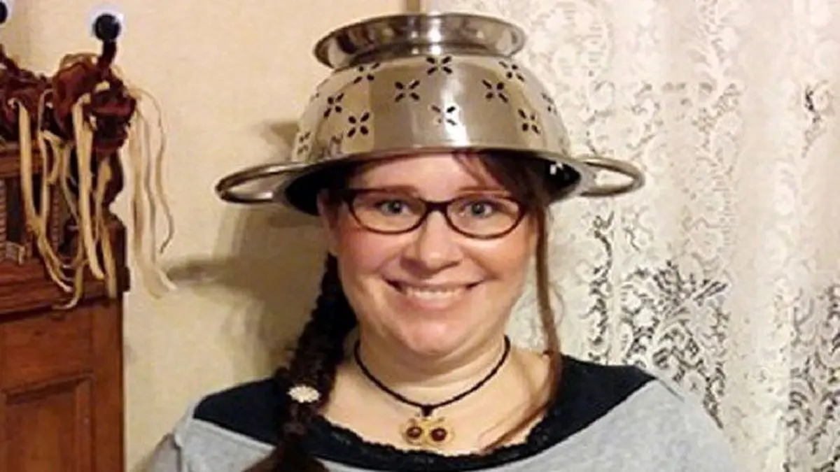 گواهینامه با آبکش فلزی بر روی سر +عکس