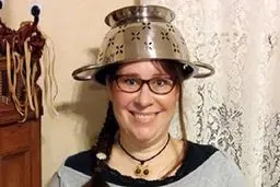 گواهینامه با آبکش فلزی بر روی سر +عکس