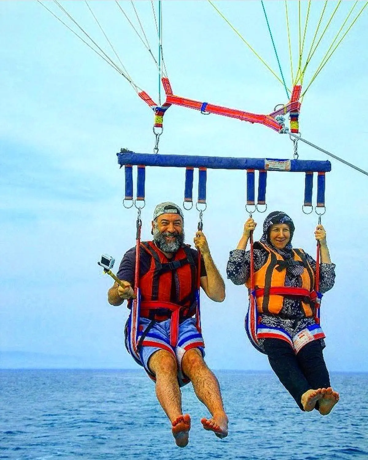 تصاویر/ پرواز هیجان‌انگیز علی انصاریان و مادرش