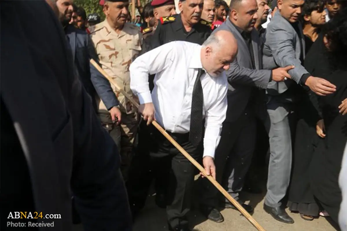 نخست وزیر عراق برای امام حسین(ع) دست به جارو شد/تصاویر