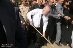 نخست وزیر عراق برای امام حسین(ع) دست به جارو شد/تصاویر