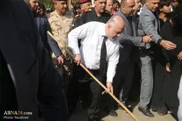 نخست وزیر عراق برای امام حسین(ع) دست به جارو شد/تصاویر