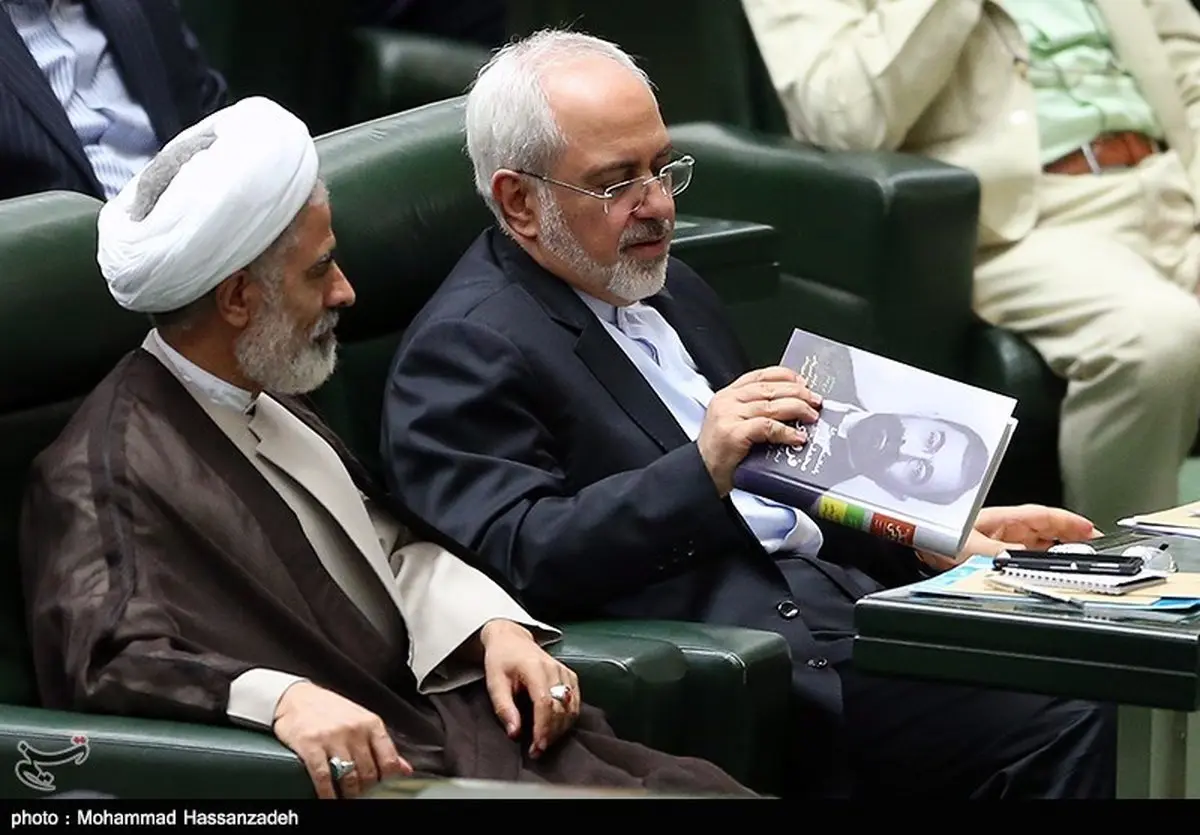 ظریف امروز در مجلس چه کتابی می خواند؟/عکس