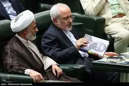 ظریف امروز در مجلس چه کتابی می خواند؟/عکس