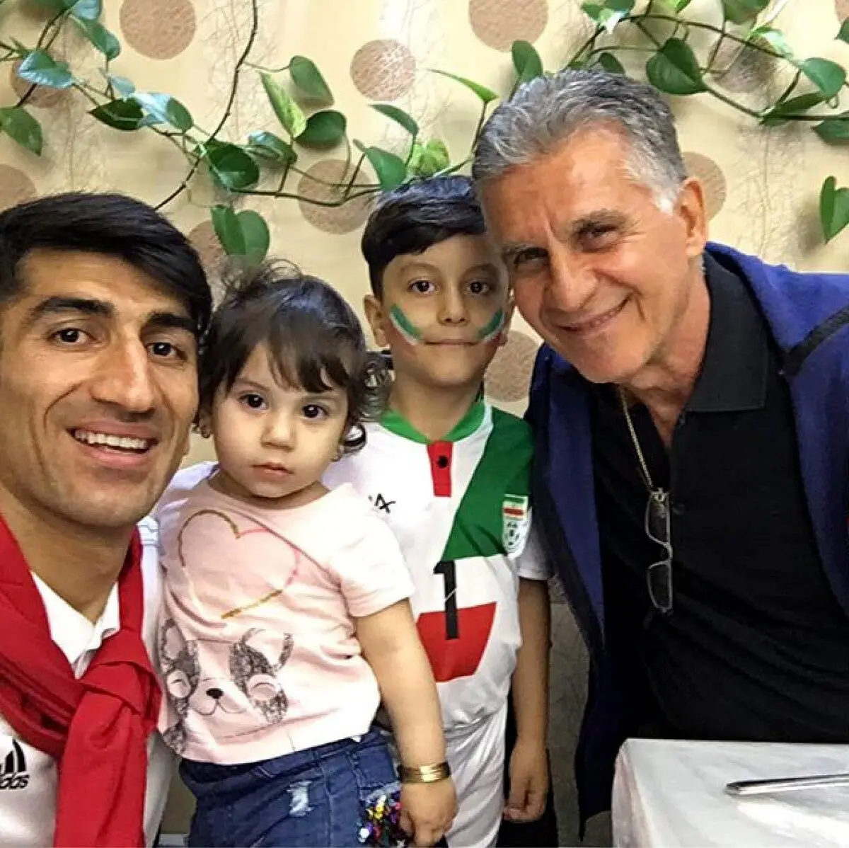 كارلوس كى روش در كنار عليرضا بيرانوند و فرزندانش بعد از رسيدن از روسيه/عکس