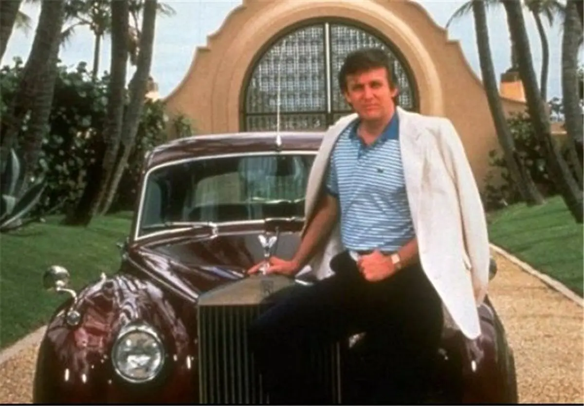 ترامپ جوان در کنار خودروی رولز رویس خود/ عکس