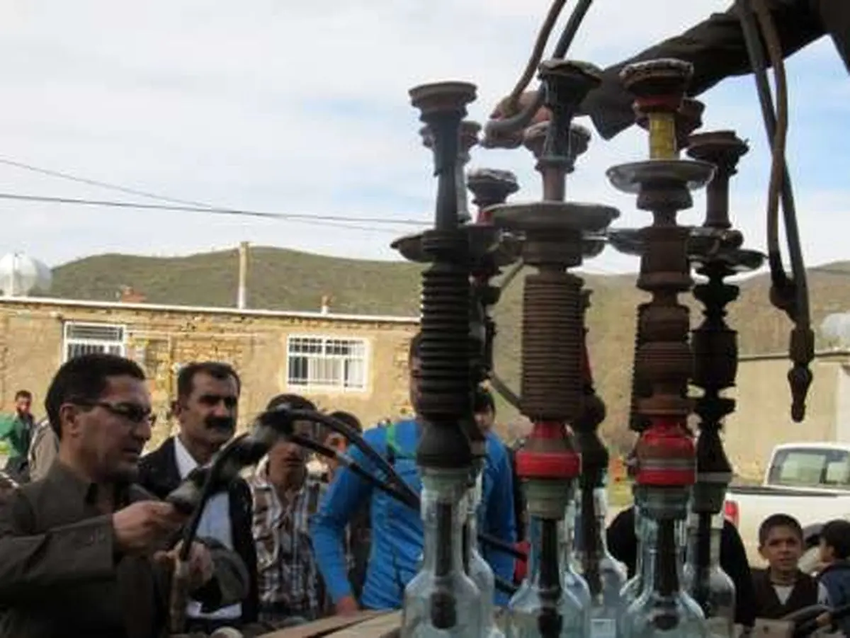 جوان مریوانی قلیان های مغازه خود را آتش زد /عکس