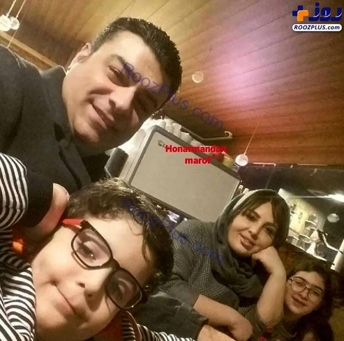 عکسی دیده نشده از گوینده مشهور خبر و خانواده اش